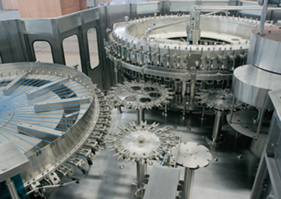 La máquina de rellenar de la bebida carbónica rotatoria automática, 20000BPH 80 dirige